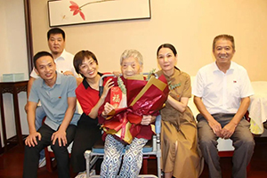 暖心！重陽慰問送祝福，百歲老人笑顏開！